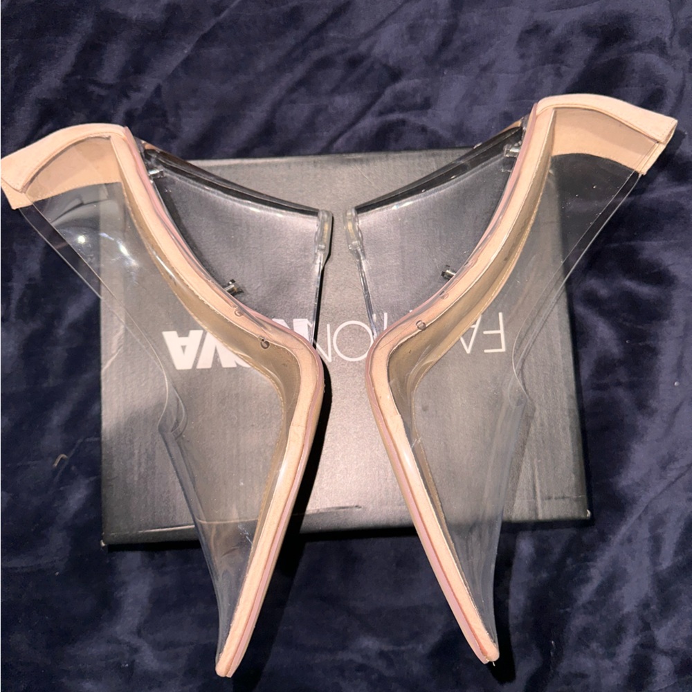 Size 10 clear nude wedges from fashion nova, never used outside of home.